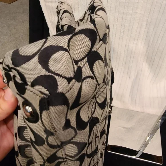 Coach Black & Grey Signature Canvas Penelope - Picture 13 of 16